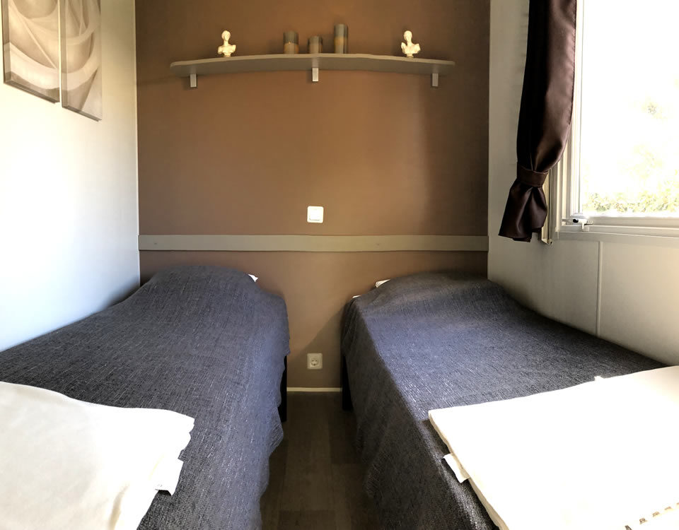 Les deux lits de la deuxième chambre du mobilhome